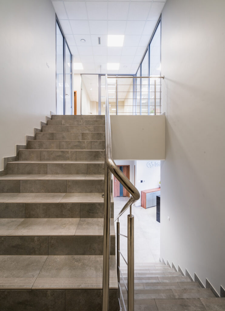 klatka schodowa w budynku biurowym - hala produkcyjno-magazynowa z biurowcem, dla DreamPen, Zielona Góra, woj. lubuskie