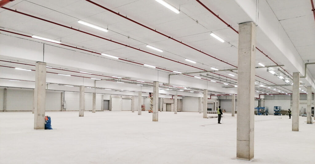 instalacje na parterze hali - hala produkcyjno-magazynowa, projekt i budowa CoBouw Polska, dla producenta materacy i mebli, w Malanowie, woj. wielkopolskie