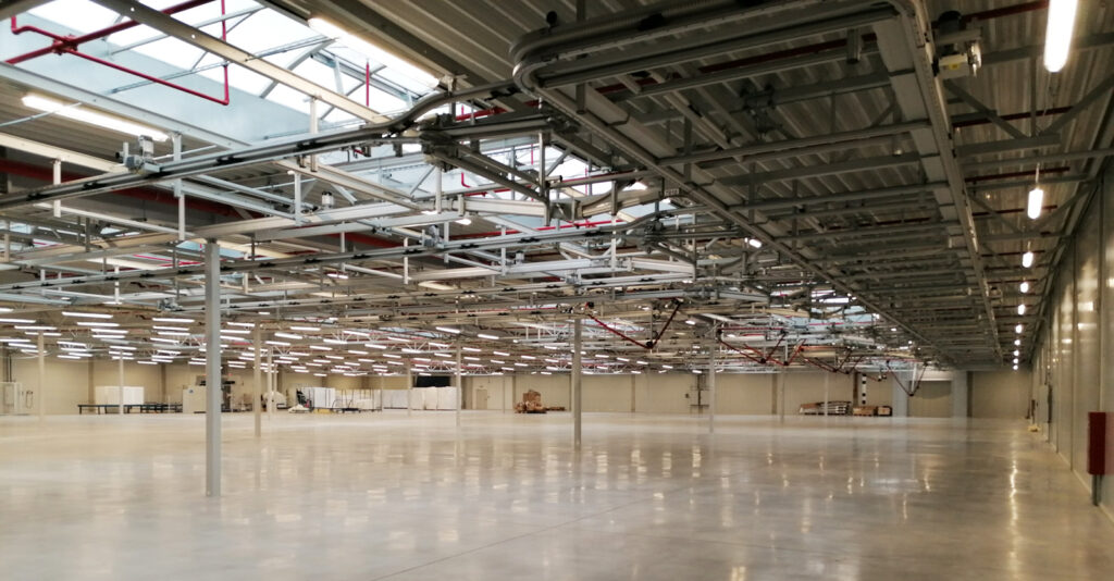 instalacje technologiczne na drugiej kondygnacji hali - hala produkcyjno-magazynowa, siódma budowa, dla Sun garden Polska, z Malanowa, w woj. wielkopolskim, przez CoBouw Polska, hale stalowe