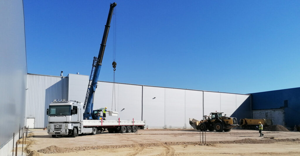 rozładunek prefabrykatów - hala produkcyjno-magazynowa, dla Sun Garden Polska, siódma realizacja, Malanów, woj. wielkopolskie