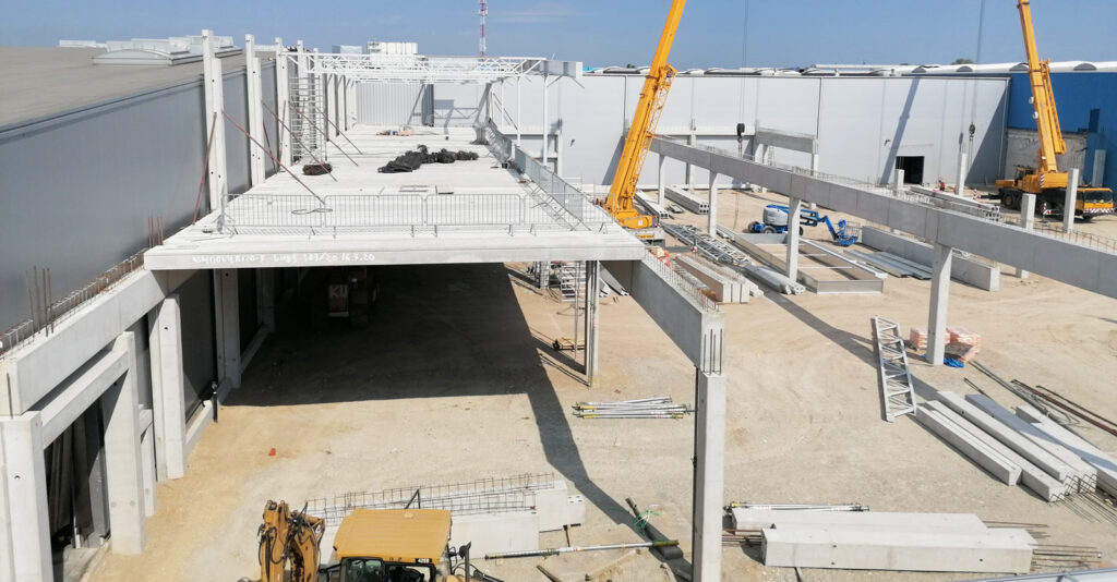 montaż stropu - siódma hala Sun Garden Polska, budowa pod klucz, przez CoBouw Polska, w Malanowie, woj. wielkopolskie