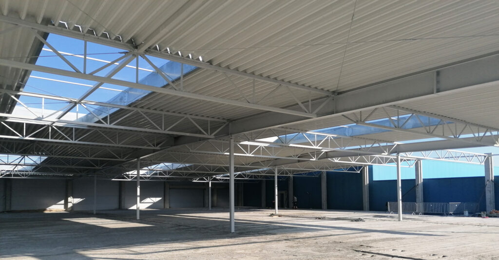 zadaszony strop hali - dwukondygnacyjna hala produkcyjno-magazynowa, dla Sun Garden Polska, producenta materacy, Malanów, woj. wielkopolskie