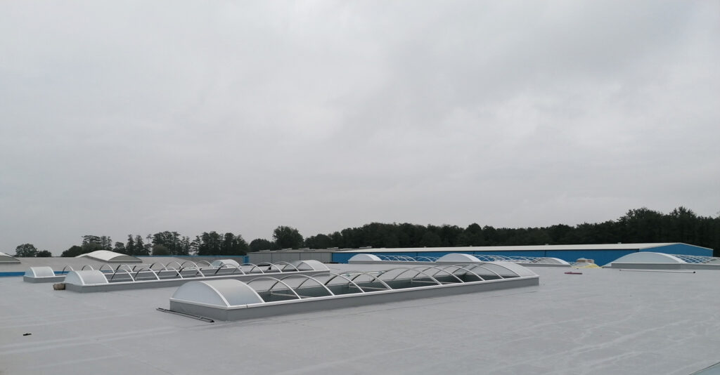 montaż elementów świetlików dachowych - hala dla producenta materacy, firmy Sun Garden Polska, w Malanowie, woj. wielkopolskie