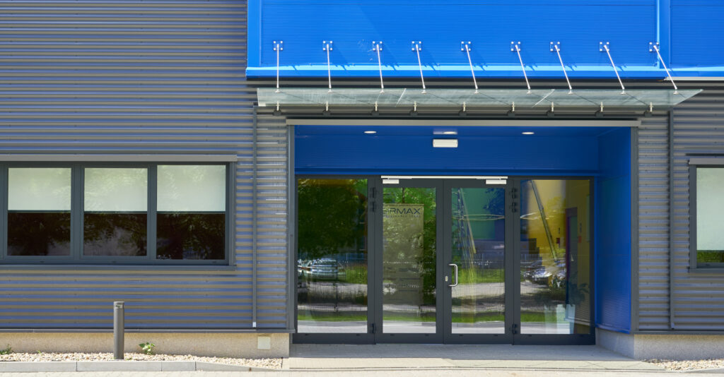 wejście główne budynku - inwestycja przemysłowa, Sirmax Polska, tworzywa sztuczne, generalne wykonawstwo CoBouw Polska, Kutno, woj. łódzkie