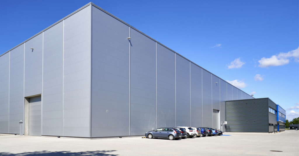 hala Siramax, widok na elewację boczną - zakład produkcji tworzyw sztucznych, system zaprojektuj i zbuduj, CoBouw Polska, woj. łódzkie