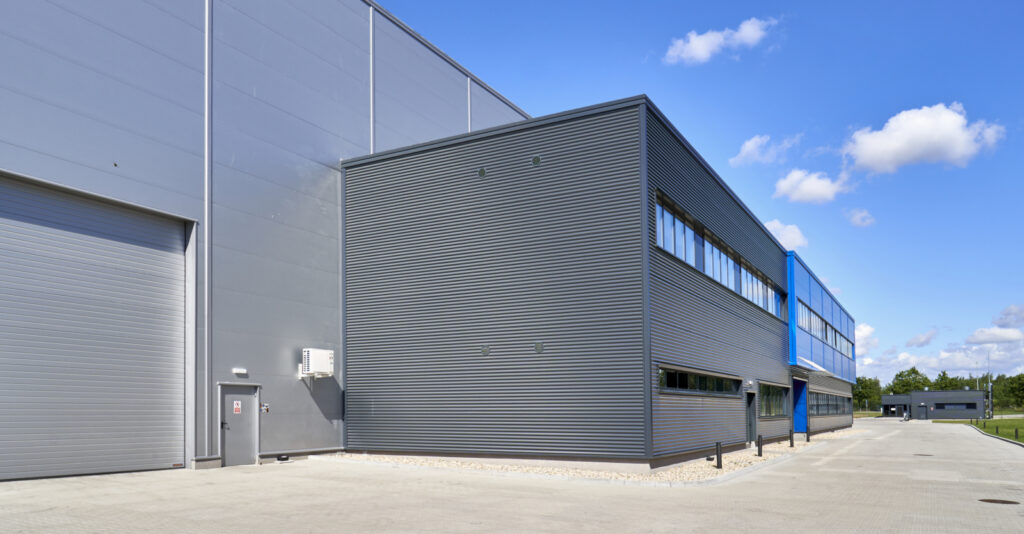 boczna elewacja budynku socjalno-biurowego - hala produkcyjno-magazynowa z budynkiem socjalno-biurowym, dla Sirmax Polska, projekt i budowa CoBouw Polska, woj. łódzkie