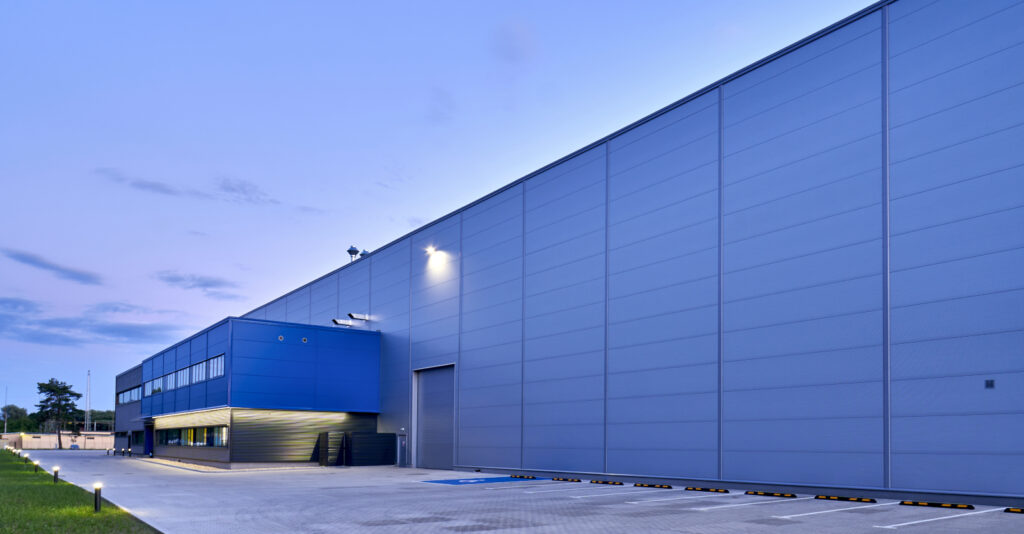 widok od strony budynku socjalno-biurowego - zakład produkcji tworzyw sztucznych, Sirmax Polska, generalne wykonawstwo CoBouw Polska, Kutno, woj. łódzkie