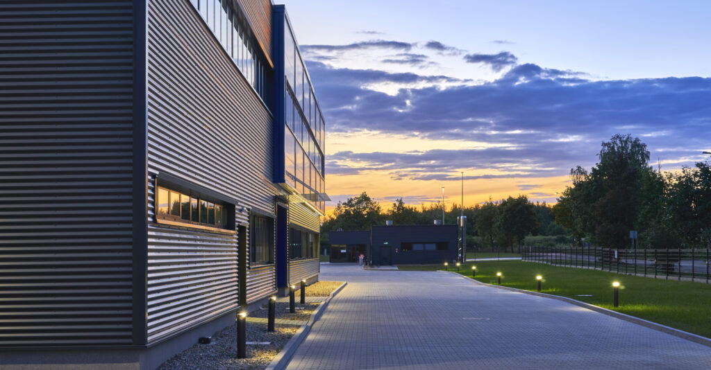 chodnik przy wejściu głównym - obiekt przemysłowy, Sirmax Polska, budowa CoBouw Polska, Kutno, woj. łódzkie