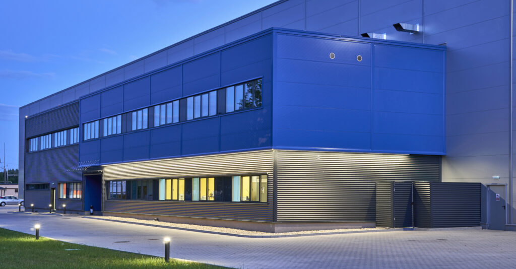 zbliżenie na budynek socjalno-biurowy Sirmax - hala produkcji tworzyw sztucznych, dla Sirmax Polska, generalny wykonawca CoBouw Polska, Kutno, woj. łódzkie