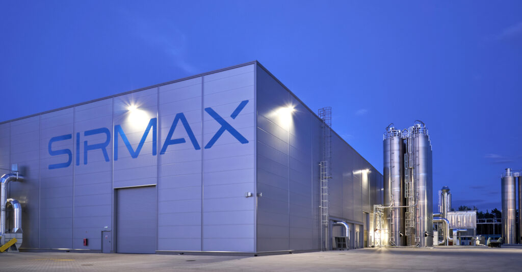 logo firmy na elewacji hali - inwestycja dla branży tworzyw sztucznych, Sirmax Polska, projekt i budowa pod klucz CoBouw Polska, Kutno, woj. łódzkie