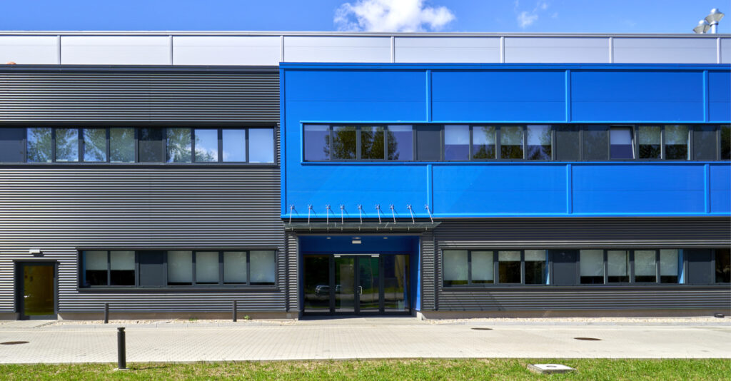 front budynku socjalno-biurowego - zakład produkcji tworzyw sztucznych, Sirmax Polska, inwestycja w woj. łódzkim