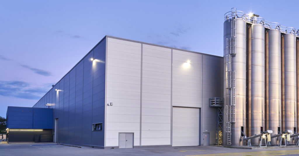 zewnętrzne silosy technologiczne - hala produkcyjno-magazynowa z budynkiem socjalno-biurowym, Sirmax Polska, Kutno, inwestycja w woj. łódzkim