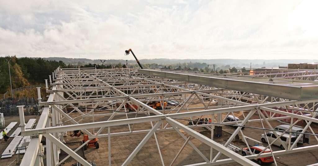 konstrukcja wiaty widziana z góry -budowa dla AdmaS, producenta okien, z Mrągowa, w woj. Warmińsko-mazurskim