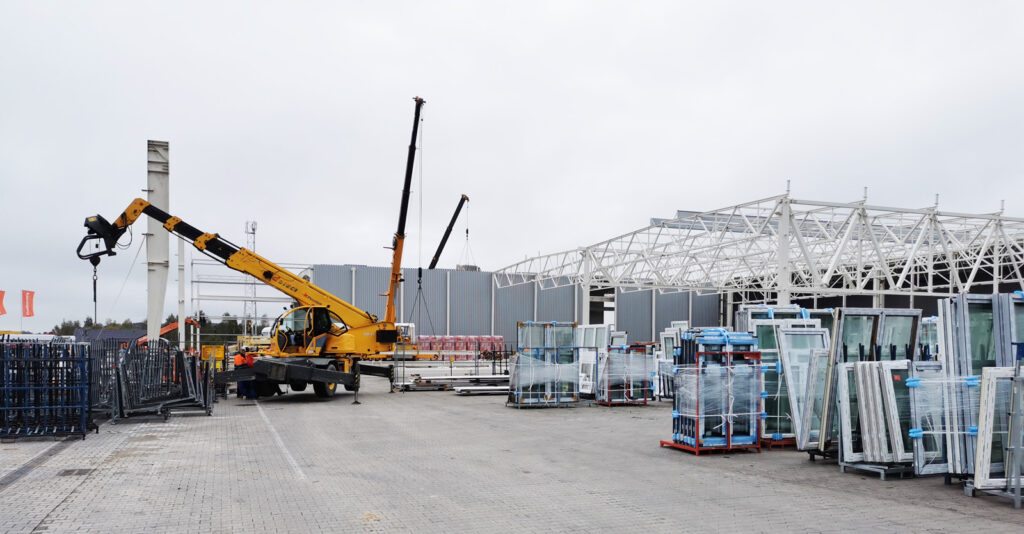 widok na konstrukcję wiaty - hala dla producenta okien, firmy AdamS, z Mrągowa, w woj. warmińsko-mazurskim