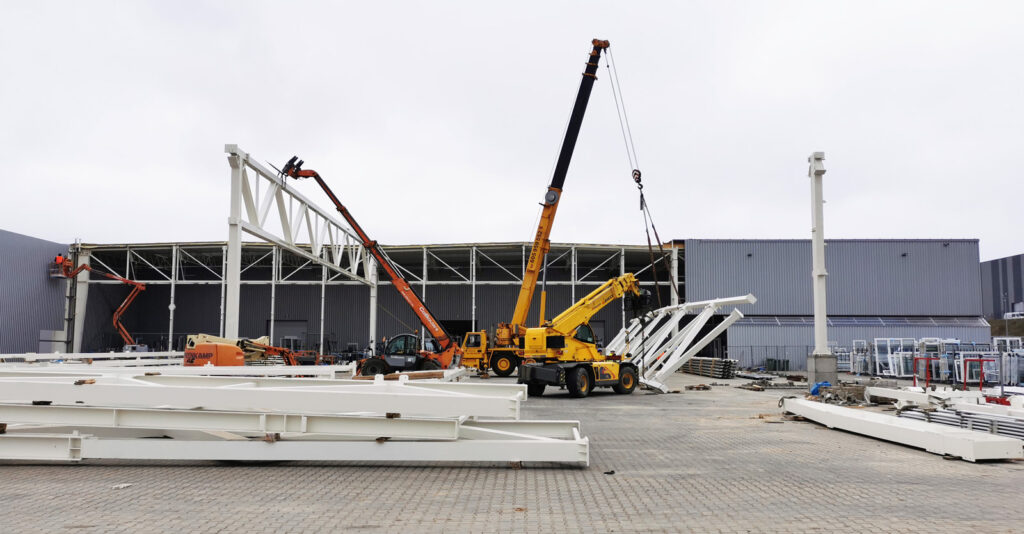 podnoszenie elementów komstrukcji głównej - hala dla producenta okien, firmy AdamS, Mrągowo, woj. warmińsko-mazurskie