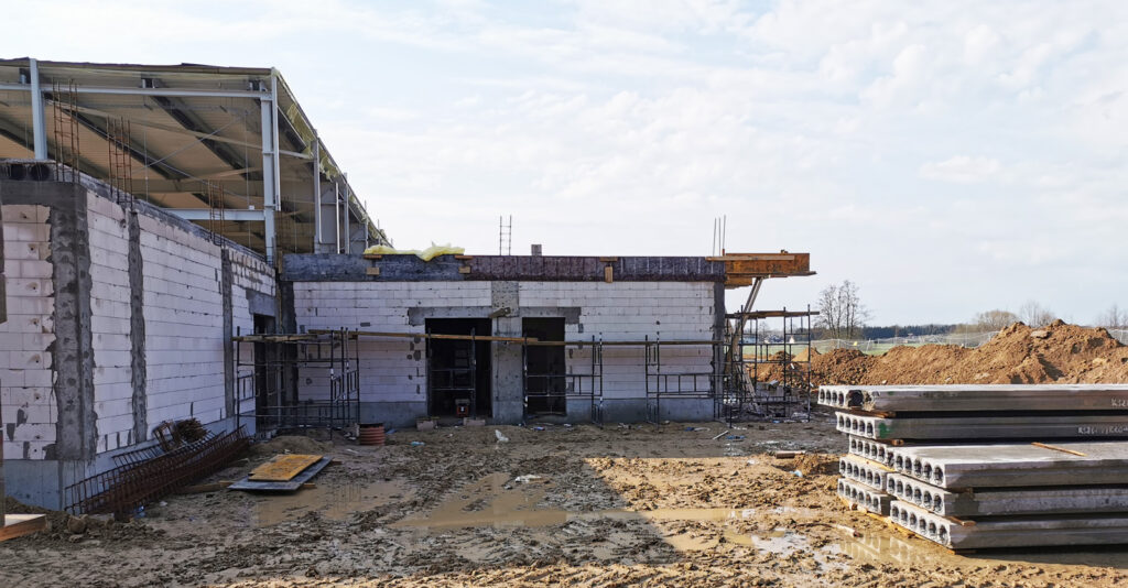 widok na budynek socjalno-biurowy w budowie - hala o powierzchni 6.000 m2, w woj. wielkopolskim