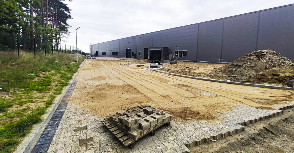 prace drogowe wokół hali - budynek produkcyjno-magazynowy, dla firmy Viscon, budowa przez CoBouw Polska, na terenie Słupskiej SSE, w Płaszewku