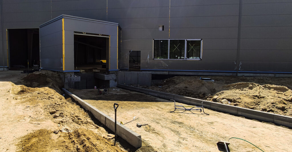 wykonywanie podjazdu do doku - rozbudowa hali, dla firmy z branży maszynowej, Viscon Group Poland, w Płaszewku, w woj. pomorskiem, na terenie Słupskiej SSE