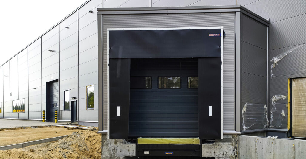 zamontowany dok załadunkowo-rozładunkowy - rozbudowa hali produkcyjno-magazynowej, Viscon Group Poland, Płaszewko, woj. pomorskie