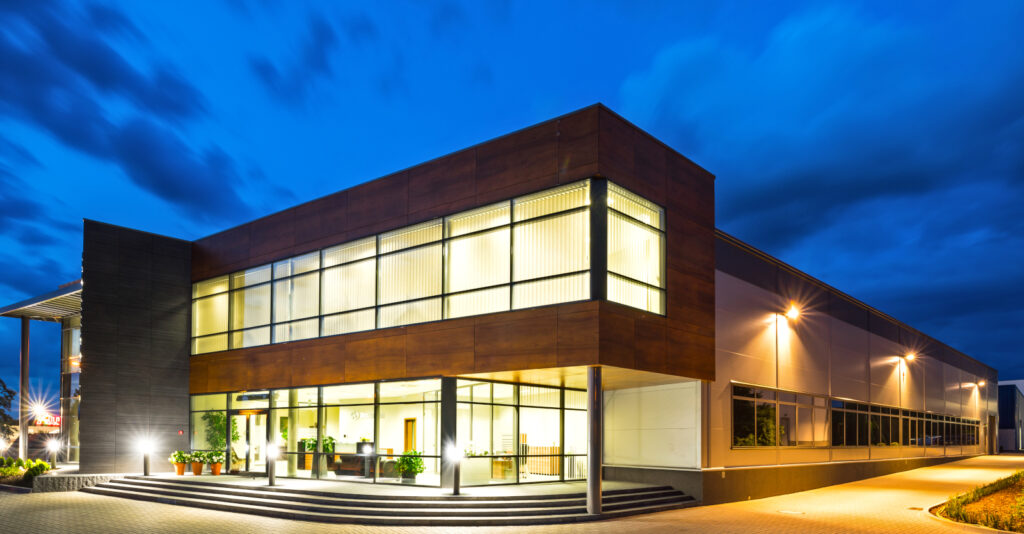 ujęcie nocne inwestycji - obiekt przemysłowy, dla DreamPen, Zielona Góra, woj. lubuskie