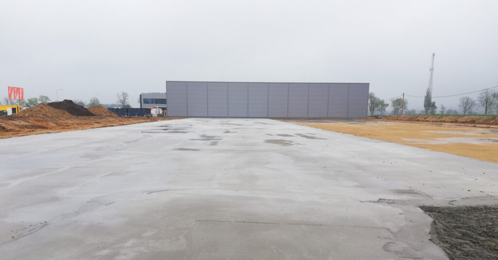 beton podkładowy pod posadzkę hali - drugi etap inwestycji Turenwerke, Stanowice, woj. śląskie