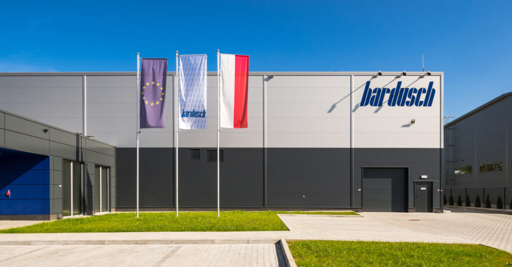 hala od strony parkingu - pralnia przemysłowa, dla Bardusch Polska, zrealizowana przez CoBouw Polska, Bocheńska Strefa Aktywności Gospodarczej, Bochnia, woj. małopolskie