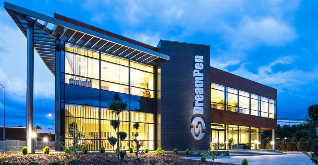 widok na całość inwestycji DreamPen - hala produkcyjno-magazynowa z częścią socjalno-biurową i budynkiem biurowym, dla DreamPen, Zielona Góra