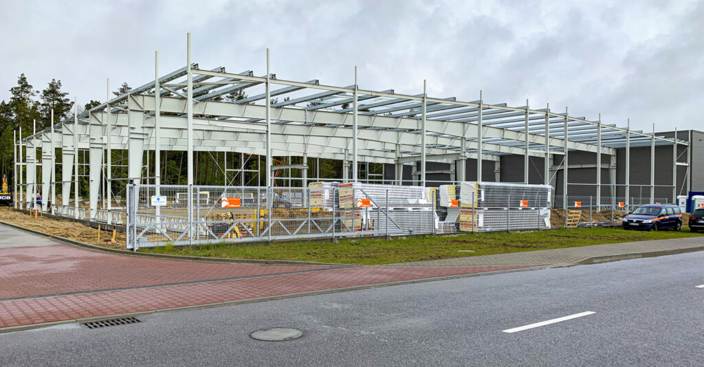konstrukcja przed montażem obudowy dachowej i ściennej - budowa pod klucz, w Płaszewku, na terenie Słuoskiej SSE, dla Viscon Group Polska