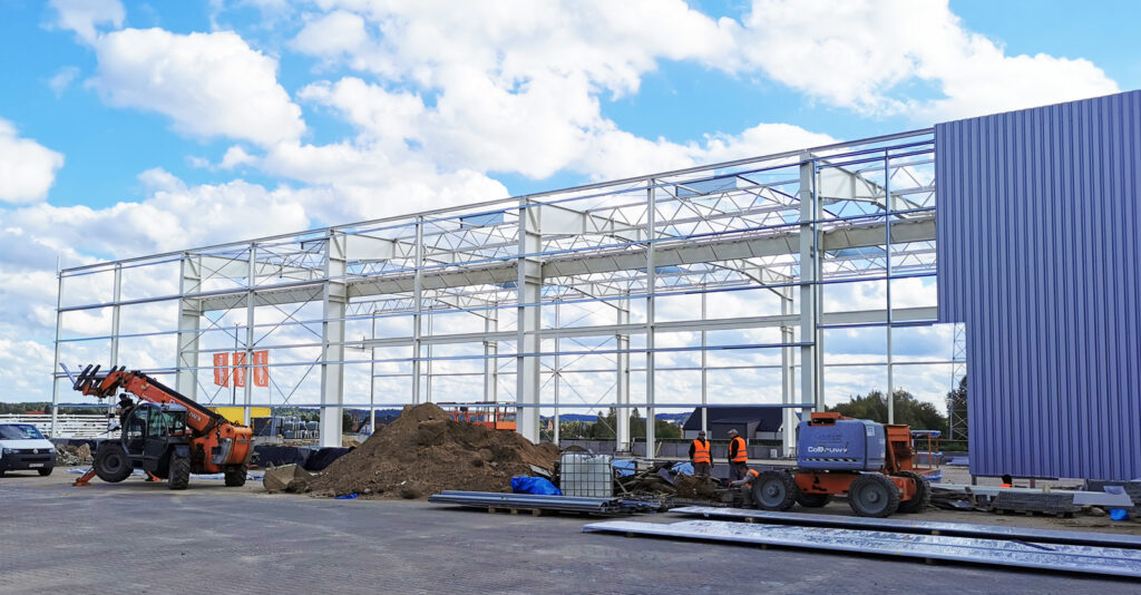 etap montażu obudowy - druga budowa dla firmy AdamS, producenta okien PVC, w Mrągowie, w woj. warmińsko-mazurskim