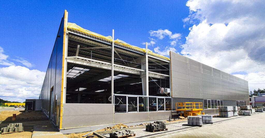 montaż obudowy ściany szczytowej - inwestycja na terenie Słupskiej Specjalnej Strefy Ekonomicznej, woj. pomorskie, dla Viscon Group Poland