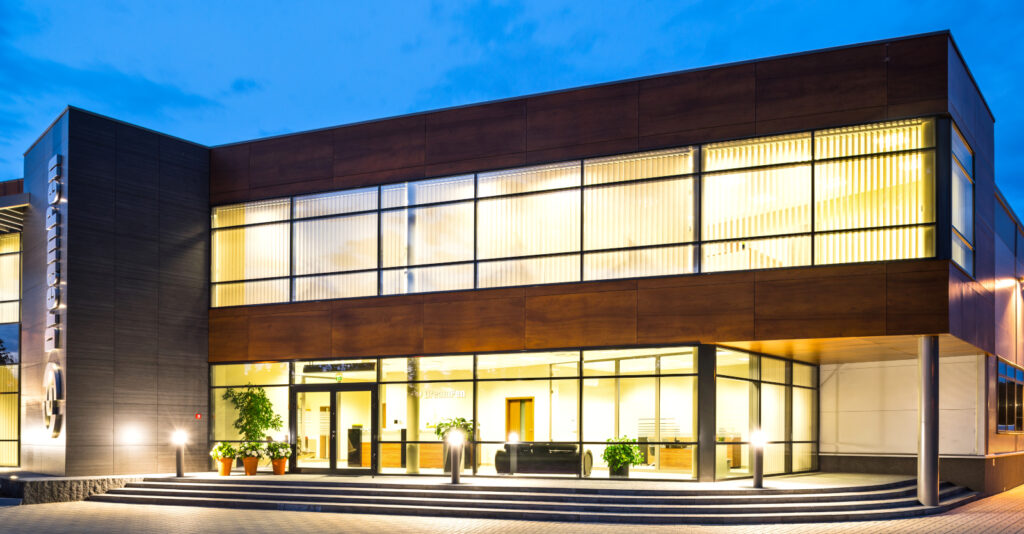 zbliżenie na oświetloną część biurową - hala produkcyjno-magazynowa z biurowcem, DreamPen, Zielona Góra, woj. lubuskie