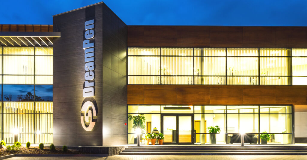 oświetlone wejście do budynku - hala produkcyjno-magazynowa z częścią socjalno-biurową i budynkiem biurowym, DreamPen, Zielona Góra, woj. lubuskie