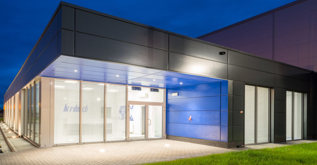 podświetlony podcień - inwestycja dla Bardusch Polska, generalny wykonawca CoBouw Polska, pralnia przemysłowa, woj. małopolskie