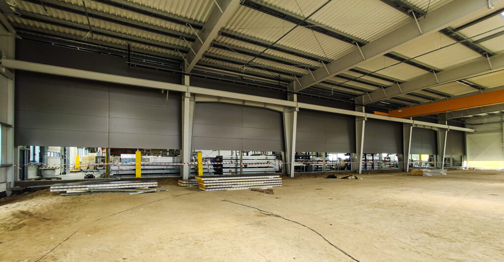 część produkcyjna hali w budowie widziana od środka - hala produkcyjno-magazynowa, rozbudowa pierwszej inwestycji, dla Viscon, do powierzchni 8.500 m2, w Płaszewku, w woj. pomorskim