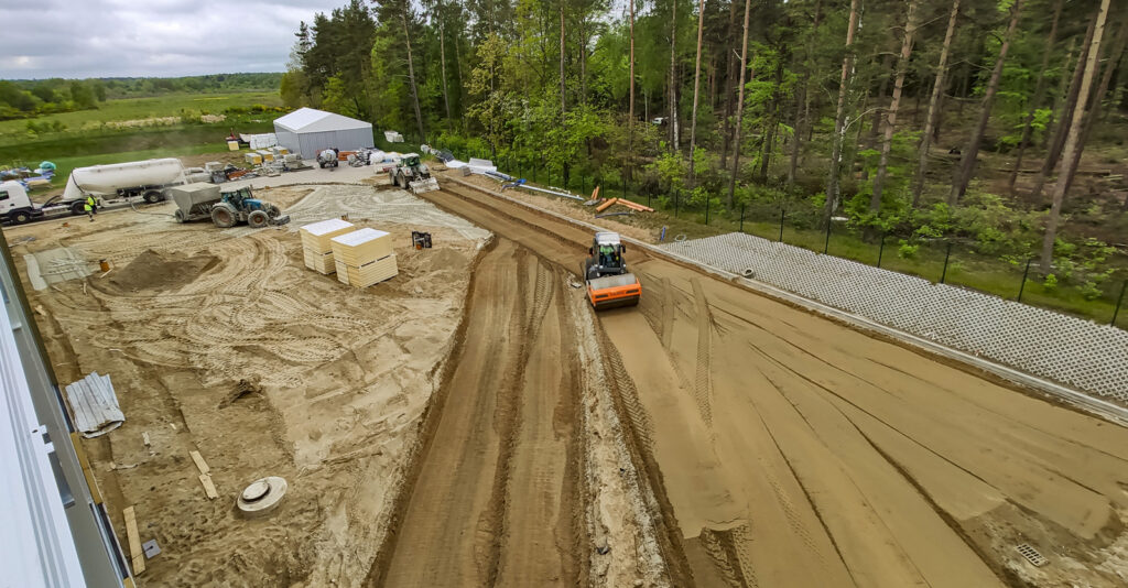 prace nad układem dróg wokół obiektu - hala produkcyjno-magazynowa, Viscon Group Poland, Płaszewko, w woj. pomorskim