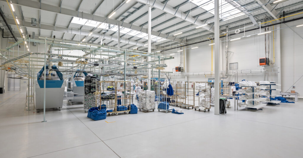 hala pralni od wewnątrz - hala produkcyjno-magazynowa wraz z budynkiem socjalno-biurowym, pralnia przemysłowa, dla Bardusch Polska, w Bochni, woj. małopolskie