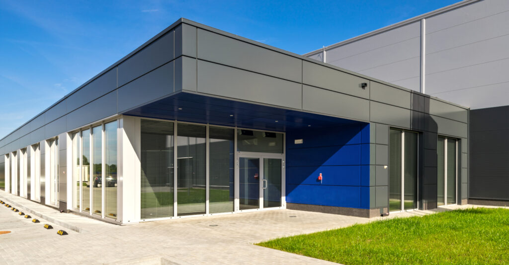 przeszklona część biurowa - pralnia przemysłowa, Bardusch Polska, zrealizowana przez CoBouw Polska, Bocheńska Strefa Aktywności Gospodarczej, Bochnia, woj. małopolskie