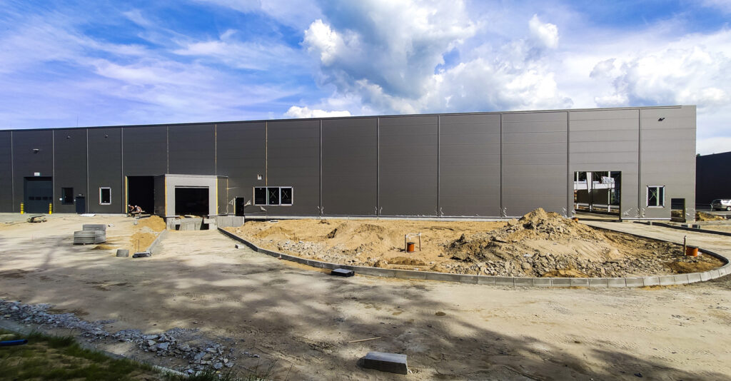 hala produkcyjna po montażu obudowy - obiekt produkcyjno-magazynowy, dla Viscon Group Poland, Płaszewko, woj. pomorskie