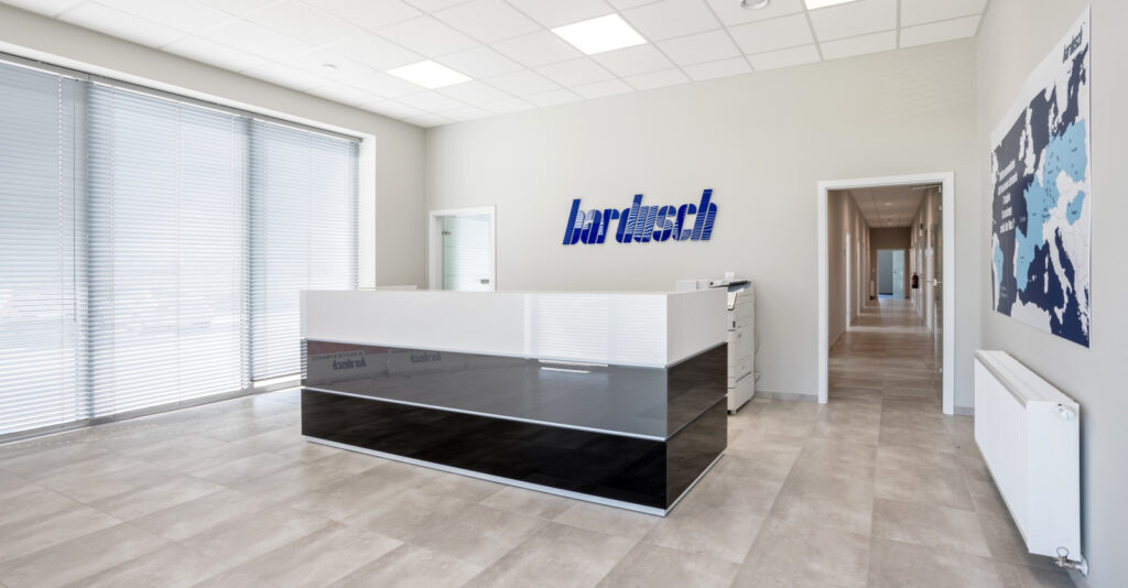 recepcja przy wejściu głównym - hala stalowa, zrealizowana przez CoBouw Polska, w Bochni, woj. małopolskie