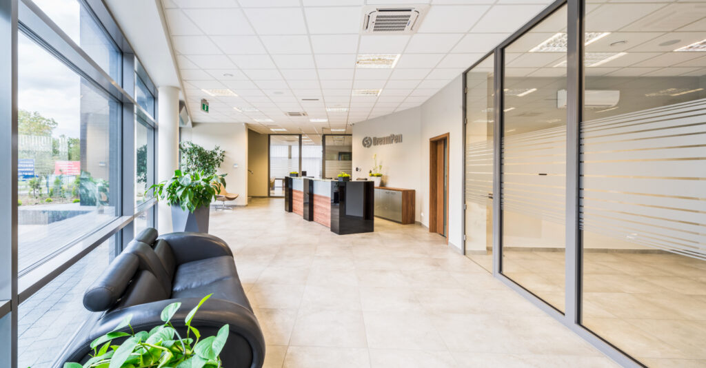 recepcja firmy DreamPen - hala stalowa, produkcyjno-magazynowa z budynkiem biurowym, dla firmy DreamPen, obiekt w Zielonej Górze