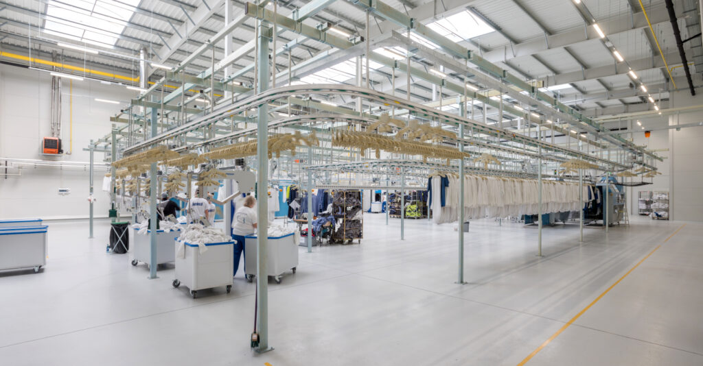 strefa sortowania - hala produkcyjno-magazynowa wraz z budynkiem socjalno-biurowym, pralnia przemysłowa, dla Bardusch Polska, w Bochni, woj. małopolskie