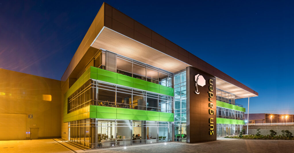 zdjęcie nocne - hala magazynowa z budynkiem biurowym, dla Sun Garden Poland, Malanów