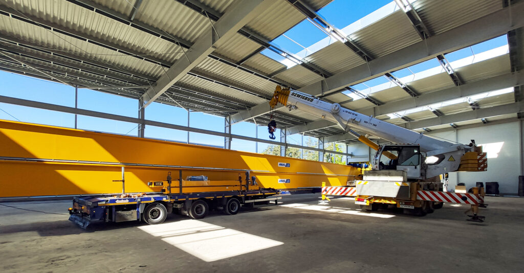 suwnice przed montażem - hala produkcyjno-magazynowa, dla firmy Viscon, branża maszynowa, Płaszewko, woj. pomorskie