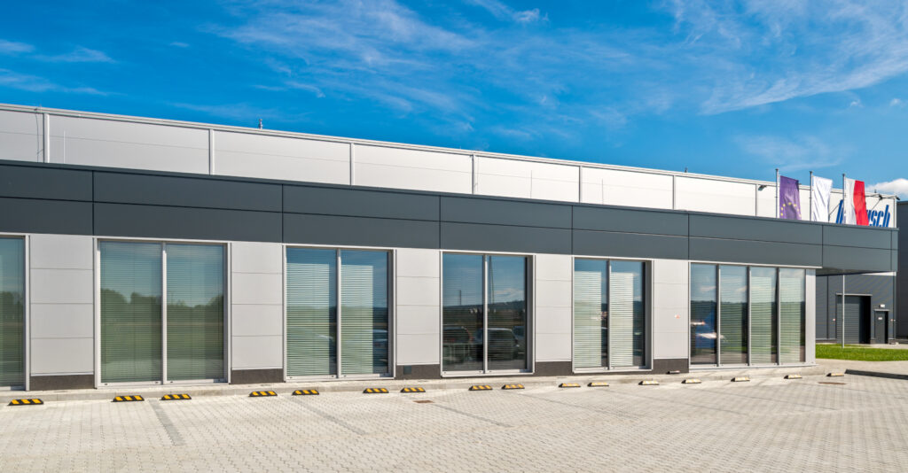 widok na część biurową inwestycji - hala produkcyjno-magazynowa wraz z budynkiem socjalno-biurowym, pralnia przemysłowa, dla Bardusch Polska, w Bochni, woj. małopolskie