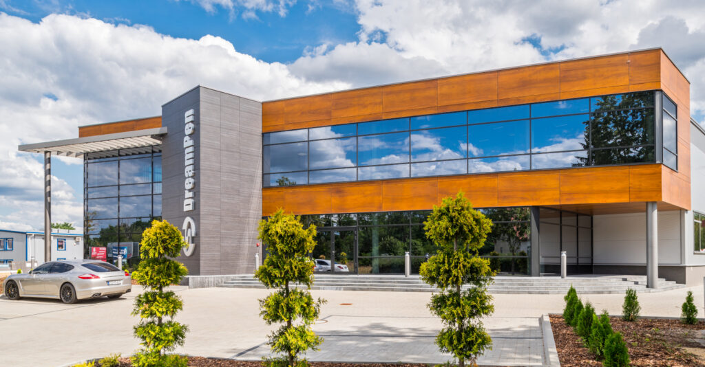 widok na inwestycję od frontu - hala produkcyjno-magazynowa z częścią socjalno-biurową i budynkiem biurowym, dla DreamPen, w Zielonej Górze