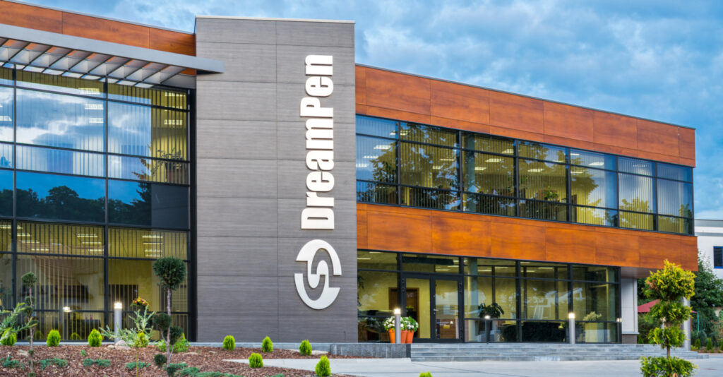 widok na reprezentacyjną część inwestycji - zakład produkcyjno-magazynowy z budynkiem biurowym, firma DreamPen, Zielona Góra, woj. lubuskie