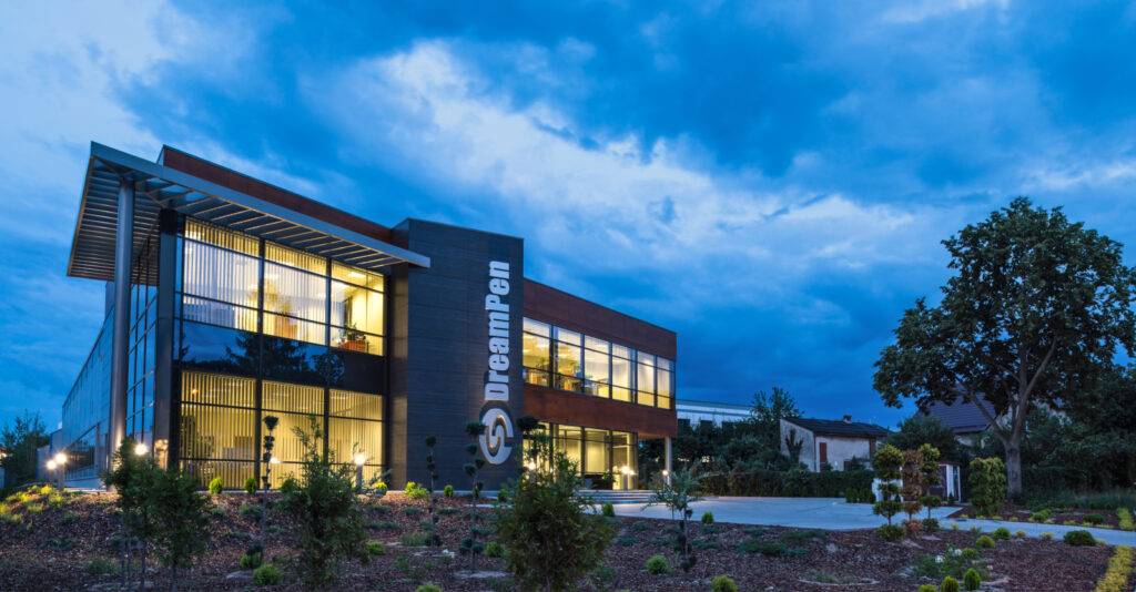 widok z oodali na biurowiec DreamPen - hala produkcyjno-magazynowa z biurowcem, DreamPen, Zielona Góra