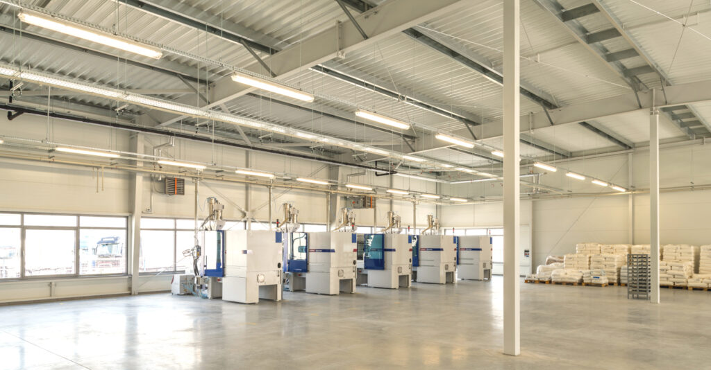 wnętrze hali produkcyjnej - hala produkcyjno-magazynowa z częścią socjalno-biurową i budynkiem biurowym, dla firmy DreamPen, w Zielonej Górze, woj. lubuskie