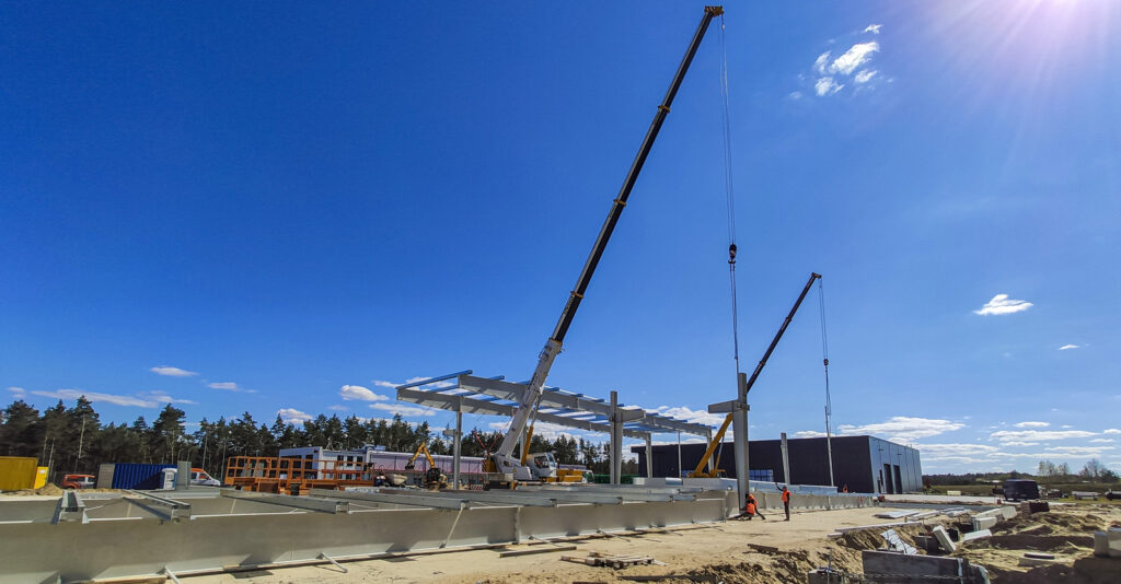 wznoszenie konstrukcji hali - rozbudowa hali, w systemie generalnego wykonawstawa, przez CoBouw Polska, dla Viscon Group Poland, w woj. pomorskim, w Płaszewku