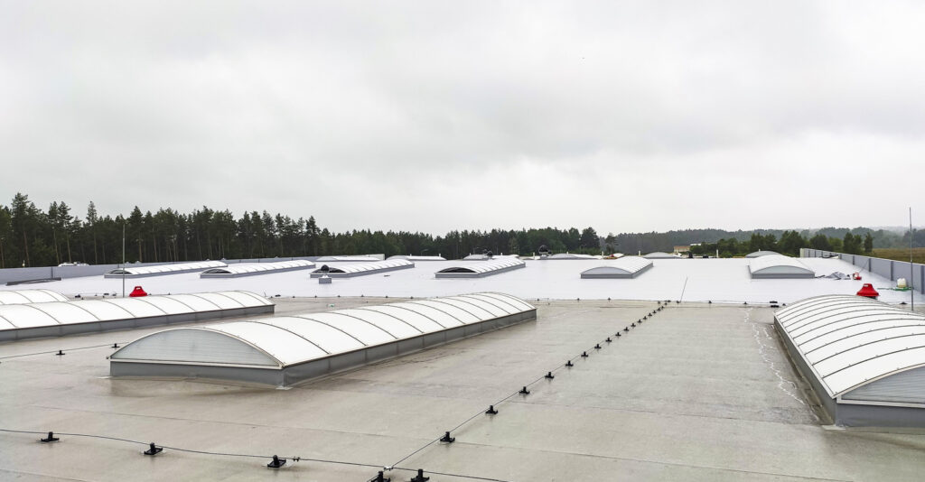 świetliki w dachu hali produkcyjno-magazynowej - inwestycja w Słupskiej SSE, dla firmy Viscon, generalne wykonawstwo CoBouw Polska